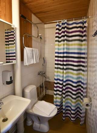 Курортные отели Kilpisjärven Retkeilykeskus Rooms Кильписъярви Четырехместный номер с ванной комнатой-4